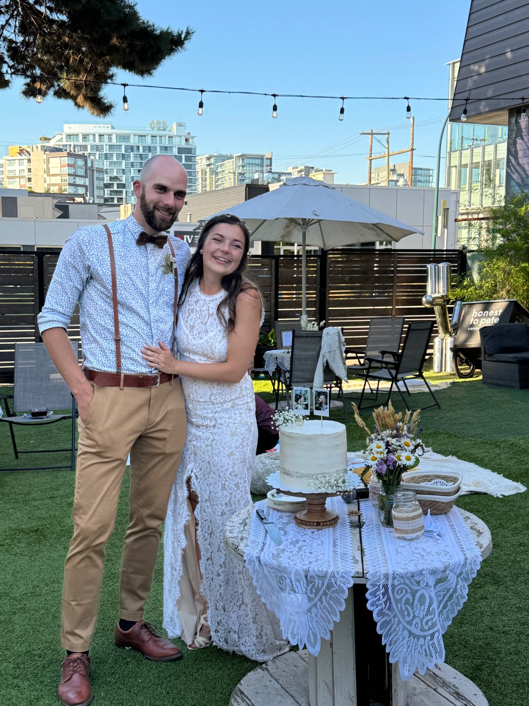 Couple by the wedding cake in golden hour light